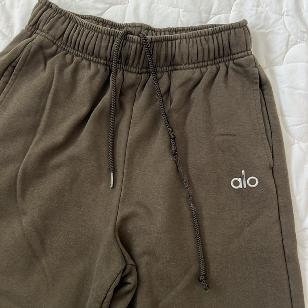 ALO Yoga Olive Joggers - Picture 4 of 6